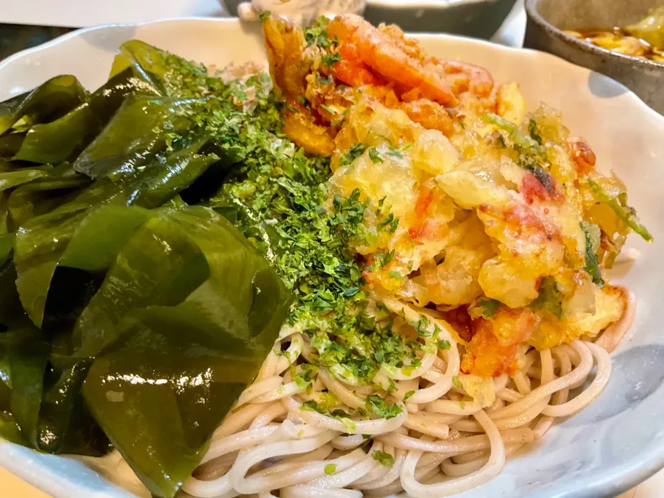 Snapdishの料理写真:かき揚げとワカメで冷たいお蕎麦|Takeshi  Nagakiさん