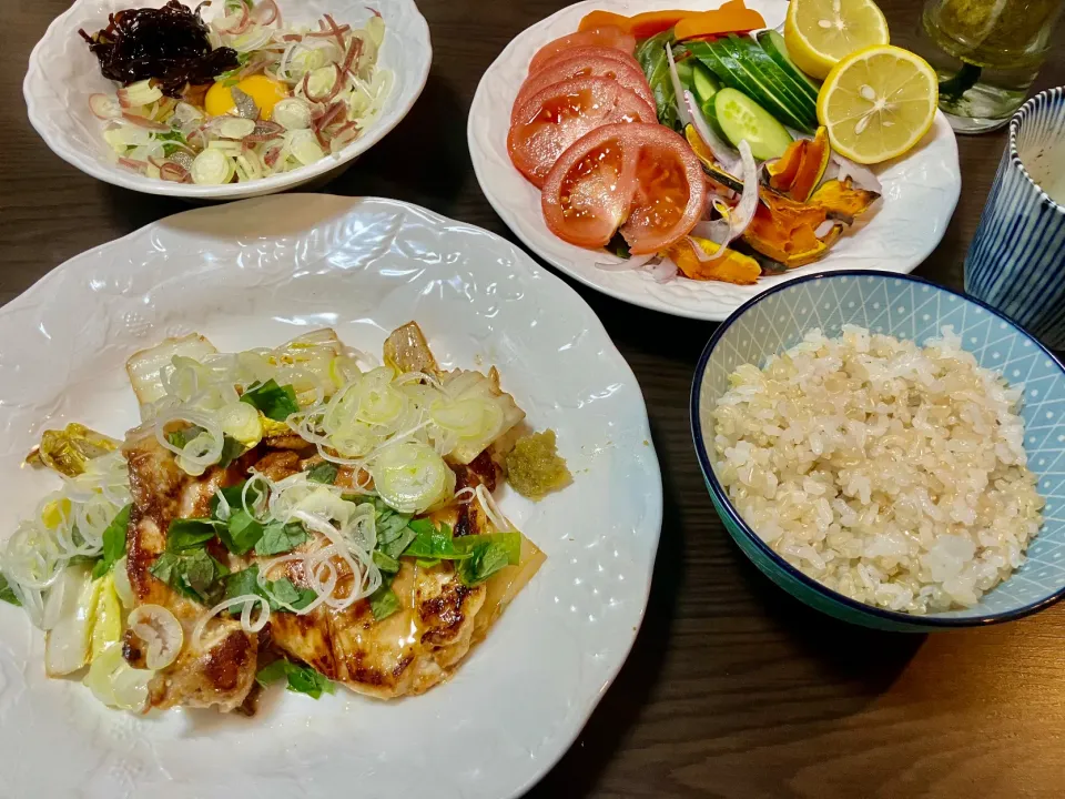 Snapdishの料理写真:鶏もも肉の味噌漬けソテー白菜と薬味付き、6種類の野菜に手作りドレッシングと露店で買ったフレッシュレモン、納豆卵乗せ薬味たっぷり、50%玄米|tatsuponさん