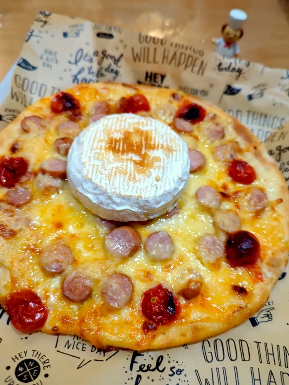 Snapdishの料理写真:カマンベールチーズで豪華に手作りピザ🍕😋|みぽりん♪さん