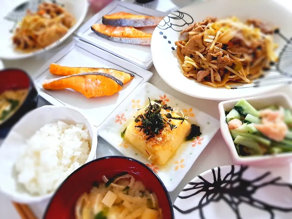 Snapdishの料理写真:夕食(*ˊ˘ˋ*)
豚肉味噌野菜炒め
焼き鮭
卵豆腐
きゅうりと生ハムサラダ
おみそ汁(小松菜、豆腐、油揚げ)|プリン☆さん