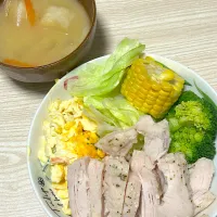 Snapdishの料理写真:簡単 塩麹パウダーの蒸し鶏|atsukoさん