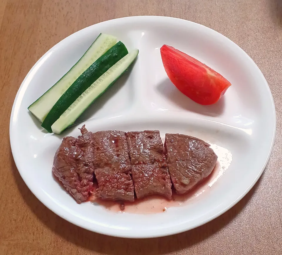 ミスジステーキ
きゅうり
トマト
ご飯🍚|ナナさん