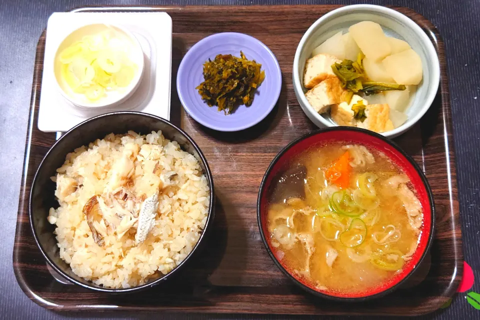 今日の朝ごはん（鯛めしに豚汁、かぶと厚揚げの煮物、高菜漬け、ひきわり納豆）|Mars＠釜飯作り研究中さん