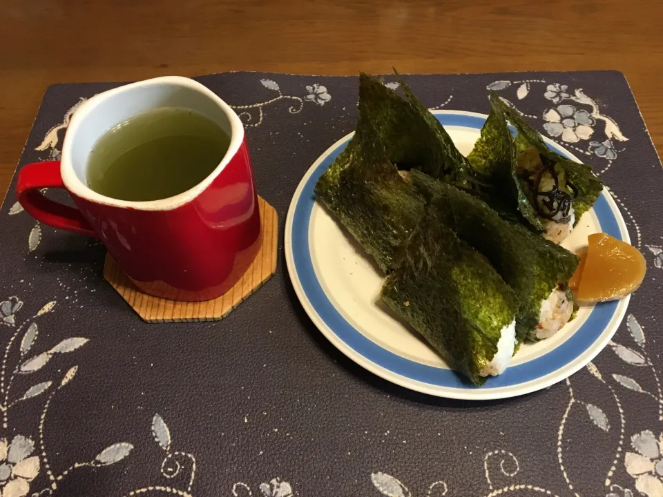 Snapdishの料理写真:鰹ふりかけと塩昆布のおにぎり、沢庵、熱い日本茶(朝ご飯)|enarinさん