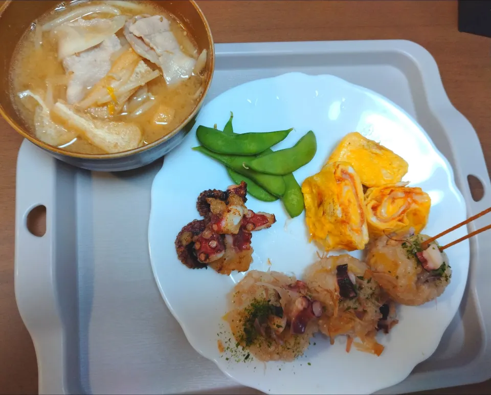 豚汁　たこ飯でおにぎり
見た目はたこ焼き？🐙爪楊枝はパスタを揚げました|さゆさん