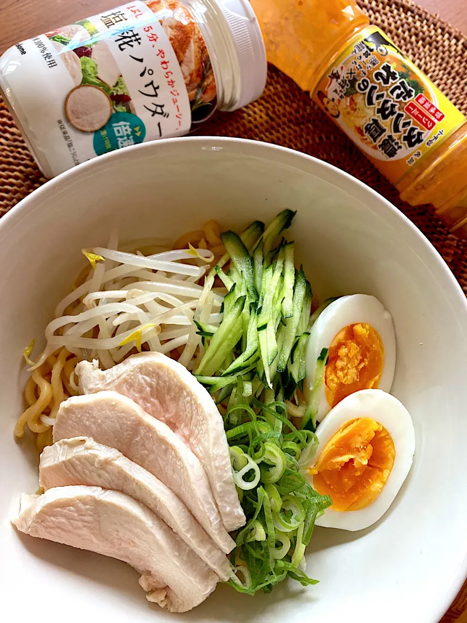 塩糀パウダーで作ったサラダチキンをのせた濃厚坦々まぜそば😋🍜💕✨|アイさん