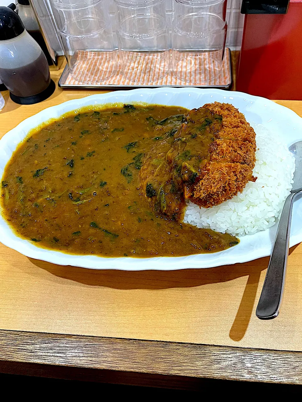 Snapdishの料理写真:ジャンカレーのほうれん草カレーメンチカツ乗せ＠日比谷|Yasuhiro Koikeさん