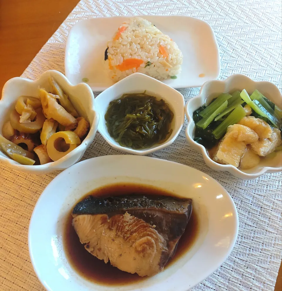 ☆ブリ照り焼き
☆ハッチク竹輪の炒め煮
☆煮浸し
☆めかぶ
☆おにぎり🍙|chikakoさん