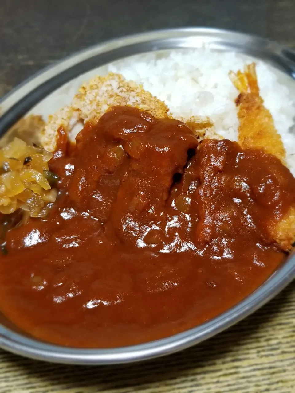 Snapdishの料理写真:パパ盛付け👨揚げないチキンカツカレー|ぱんだのままんさん