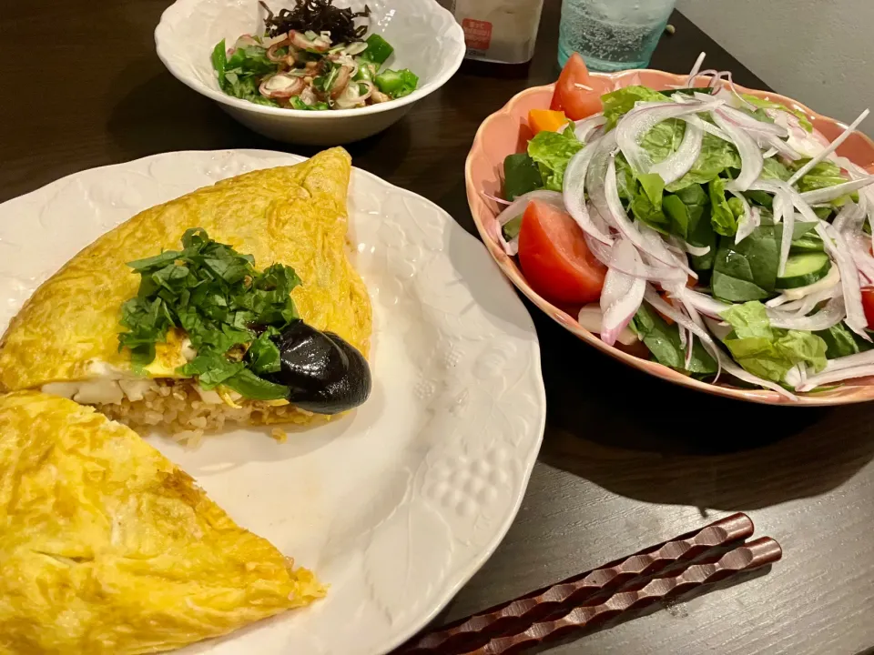 麻婆豆腐のオムライス、納豆薬味付き、蒸し野菜と生野菜のサラダを手作りドレッシングで|tatsuponさん