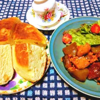 豆パンと牛ひき肉となすとピーマンのケチャップ炒め。今までの中で1番！🌳
ふぁふぁもちもちの食感でした🥰