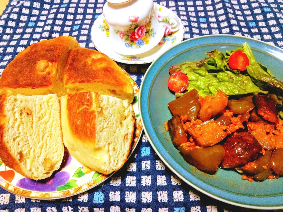 豆パンと牛ひき肉となすとピーマンのケチャップ炒め。今までの中で1番！🌳
ふぁふぁもちもちの食感でした🥰|りささん