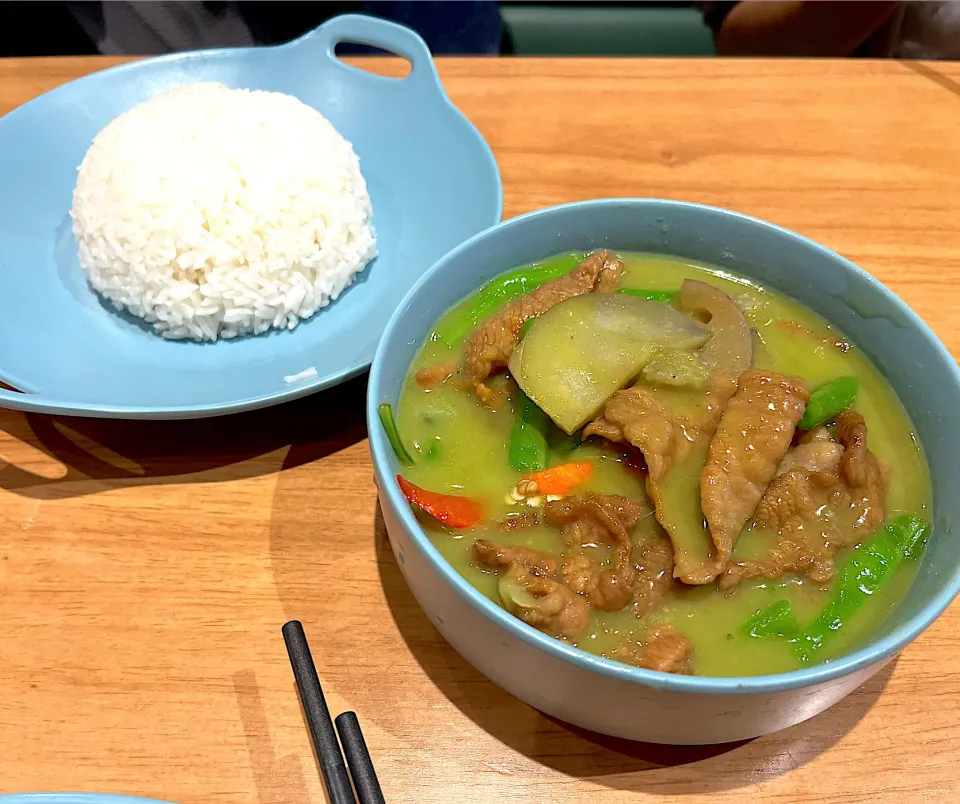 Snapdishの料理写真:Beef green curry with rice|skyblueさん