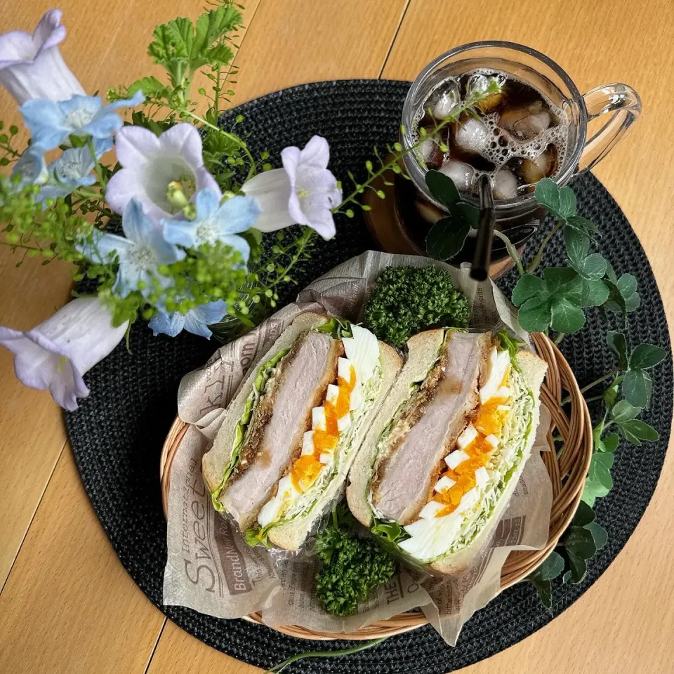 Snapdishの料理写真:6/2❤︎厚切りロースカツサンド🌱🥪
ボリューム💯満腹…🙇‍♀️

＊ぞっこん食パン
＊ 厚切りロースカツ
＊ 半熟たまご
＊フリルレタス＊キャベツ ＊トマト|Makinsさん