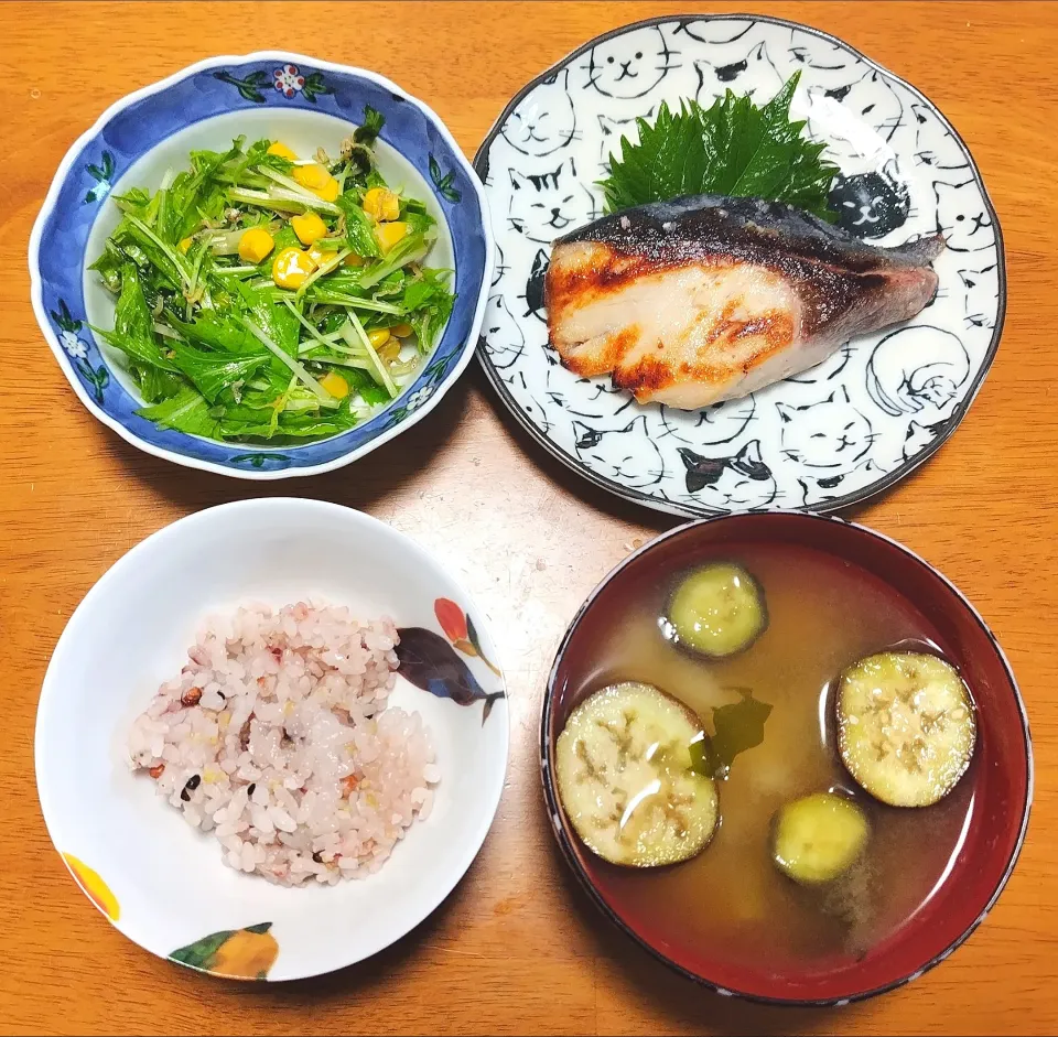 2024 0528　鰤の塩麹焼き　水菜と揚げじゃこのサラダ　なすとネギのお味噌汁|いもこ。さん