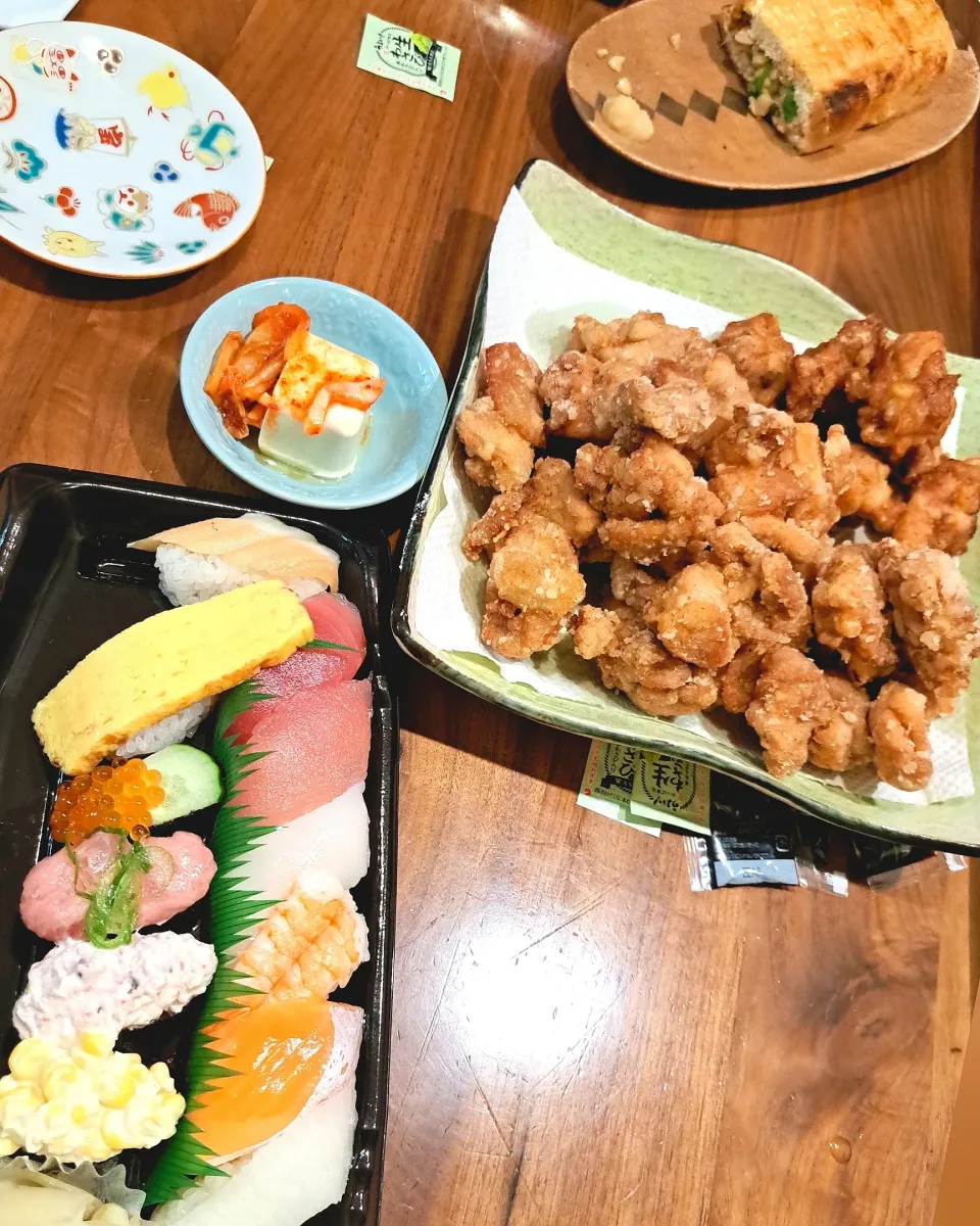 Snapdishの料理写真:鶏ももからあげ　栃尾揚げの納豆挟み　キムチ冷やっこ　テイクアウト寿司|m aさん