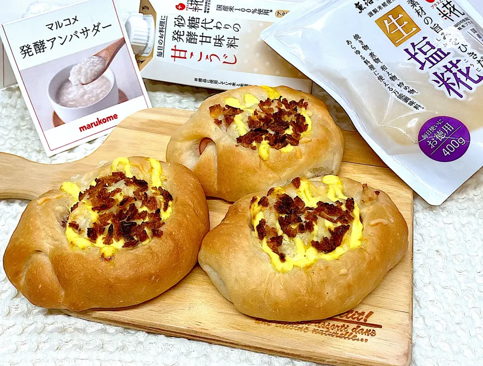 Snapdishの料理写真:フライドオニオン乗せハムマヨチーズパン|marichさん