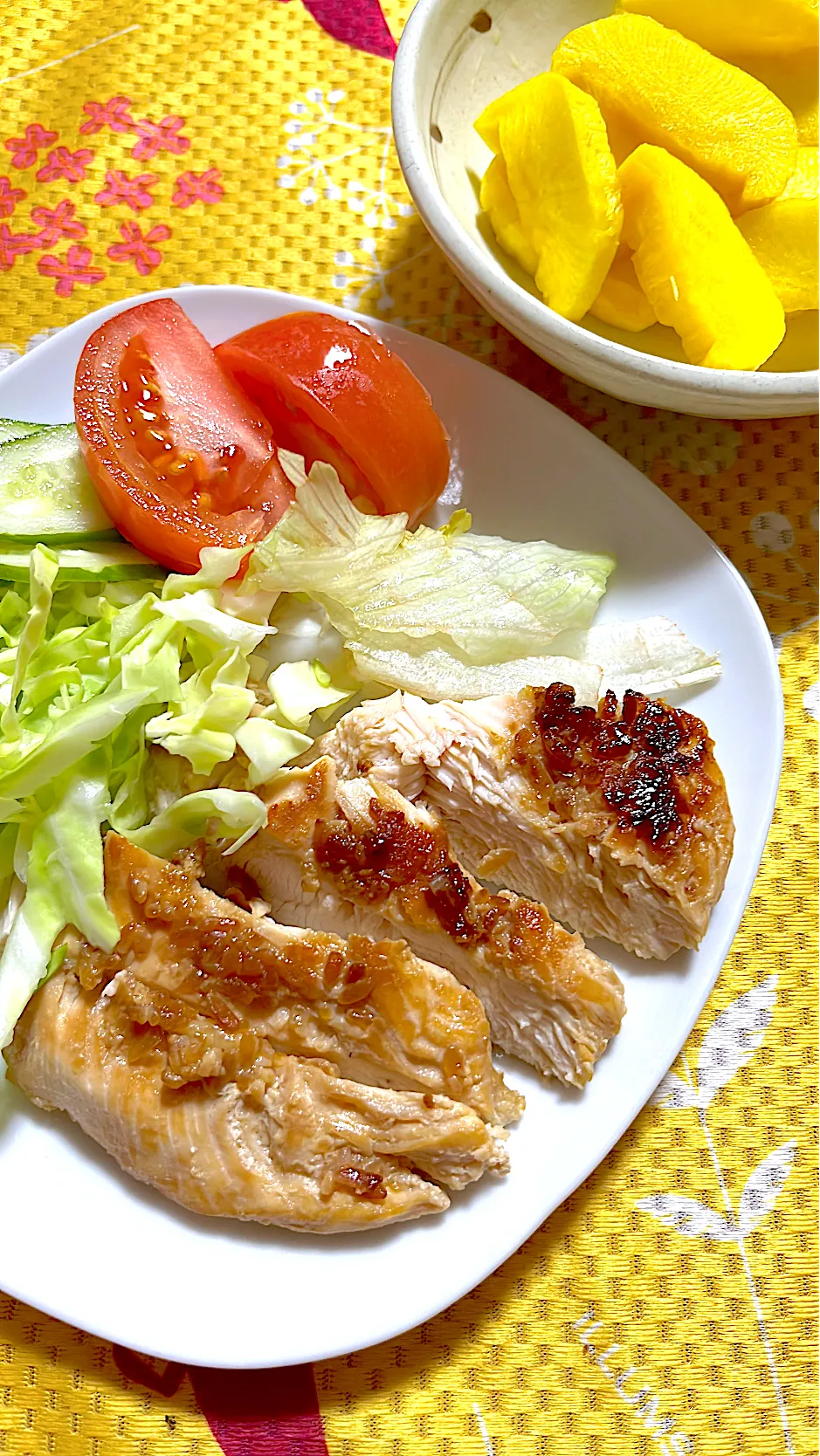 Snapdishの料理写真:鶏胸肉の醤油麹漬け焼き　手作り沢庵|4jinoanataさん