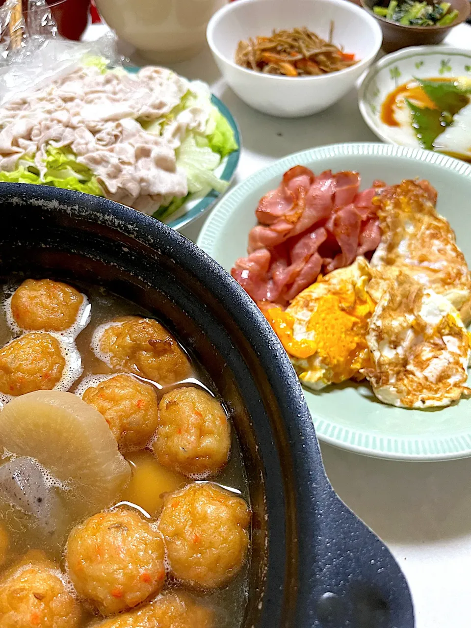 おでん🍢冷しゃぶ、イカソーメンにきんぴら、小松菜のじゃこ和えでーす🥬|ささるみさん