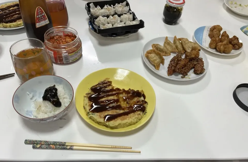 Snapdishの料理写真:晩御飯☆お好み焼き・揚げ餃子・海老焼売・甘辛チキン・唐揚げ。お惣菜パーティー|Saharaさん