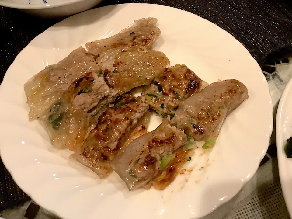 生春巻きで焼いた餃子🥟😋|アライさんさん