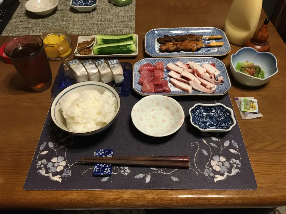 ご飯、大めばちまぐろのぶつ切り、ソフトミミイカ、バッテラ、串物2点(鳥レバー串、鶏モモ串)、モロキュー、小松菜のお浸し、烏龍茶(夕飯)|enarinさん