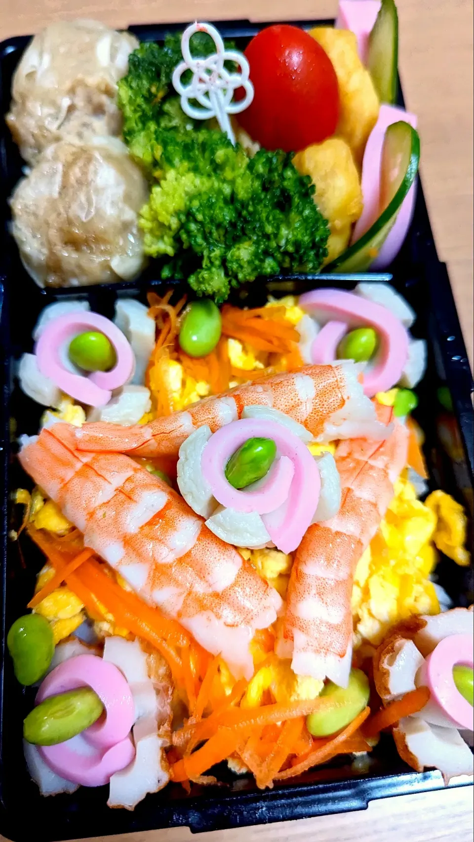 Snapdishの料理写真:かまぼこをつかって
色鮮やかヘルシーちらし
寿司弁当✨|お弁父ちゃん‼️さん