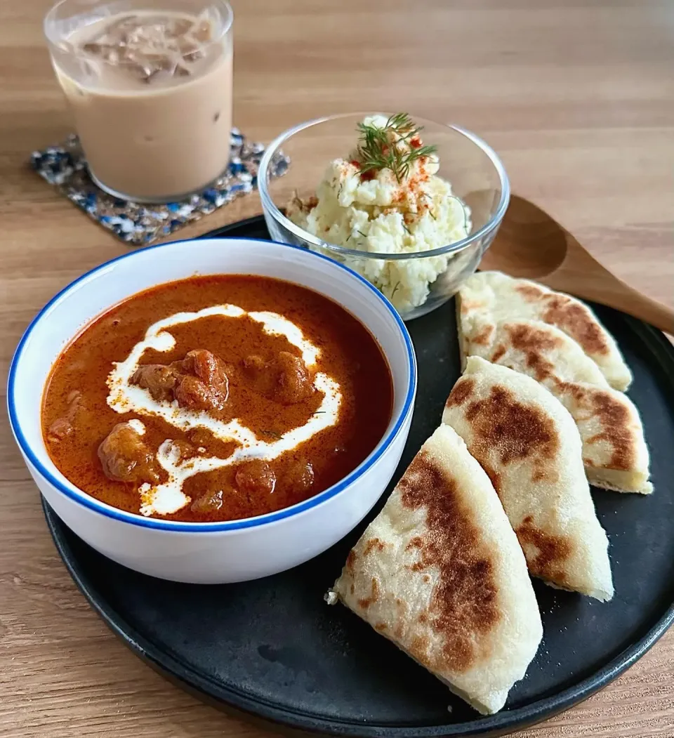 Snapdishの料理写真:バターチキンカレーとチーズナン|hiroさん