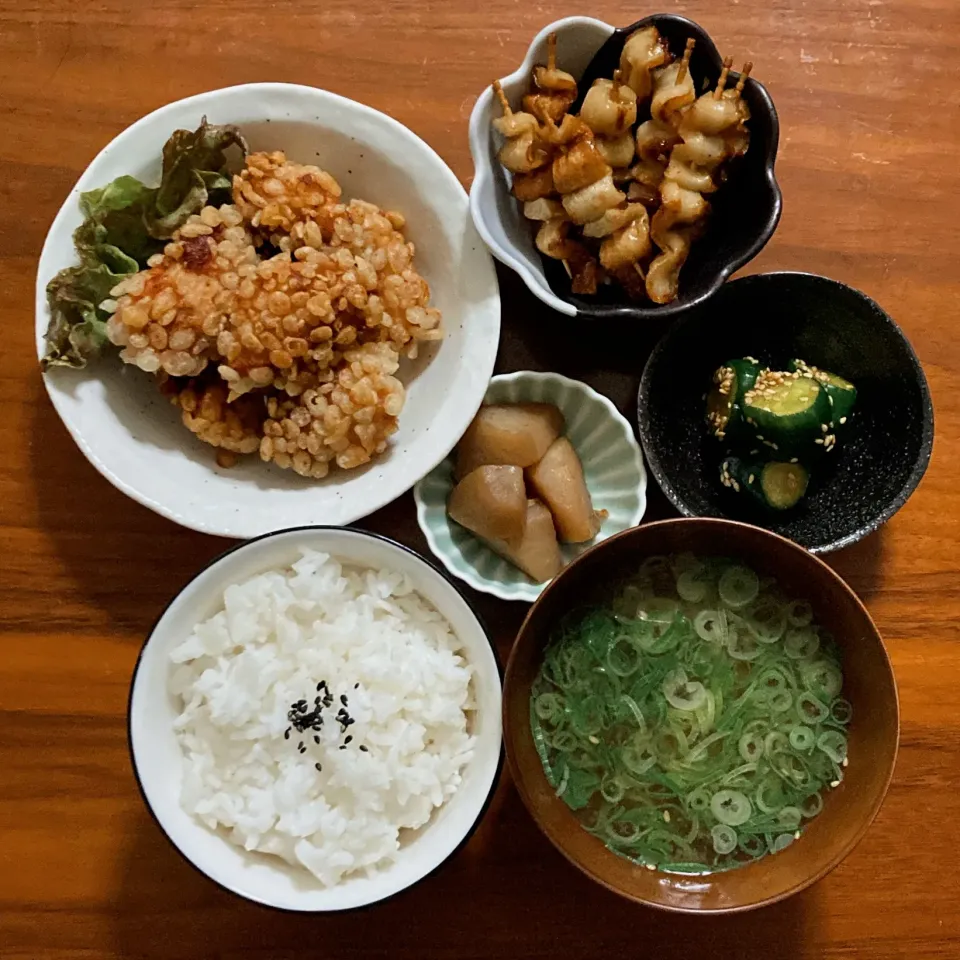 主食　白ごはん
主菜　天かす唐揚げ🅿️
副菜　うねうねちくわ🅿️
副菜　きゅうりとコチュジャン系揉み
汁物　しじみにネギ入れただけ
小鉢　残り物 じゃが芋煮|...さん