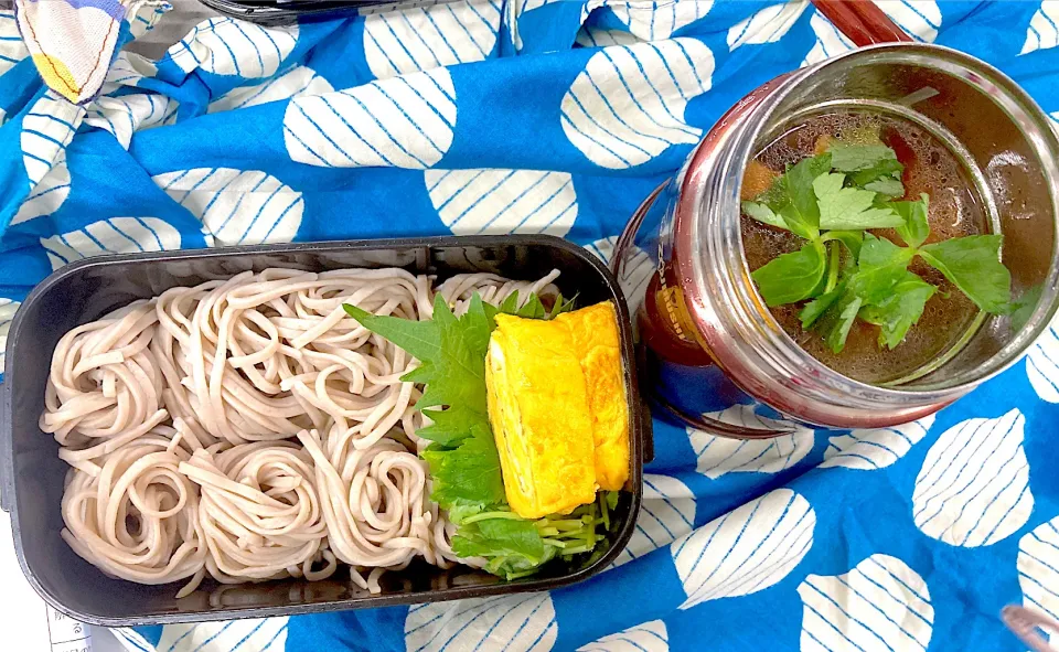 十割そばのお弁当、具だくさん鶏南蛮の温かいおつゆにしました😄|ナタママさん