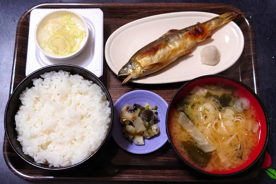 今日の朝ごはん（ごはんは高知県産コシヒカリ、鮎の塩焼き、ひきわり納豆、大根とわかめのみそ汁、貝わさび）|Mars＠釜飯作り研究中さん