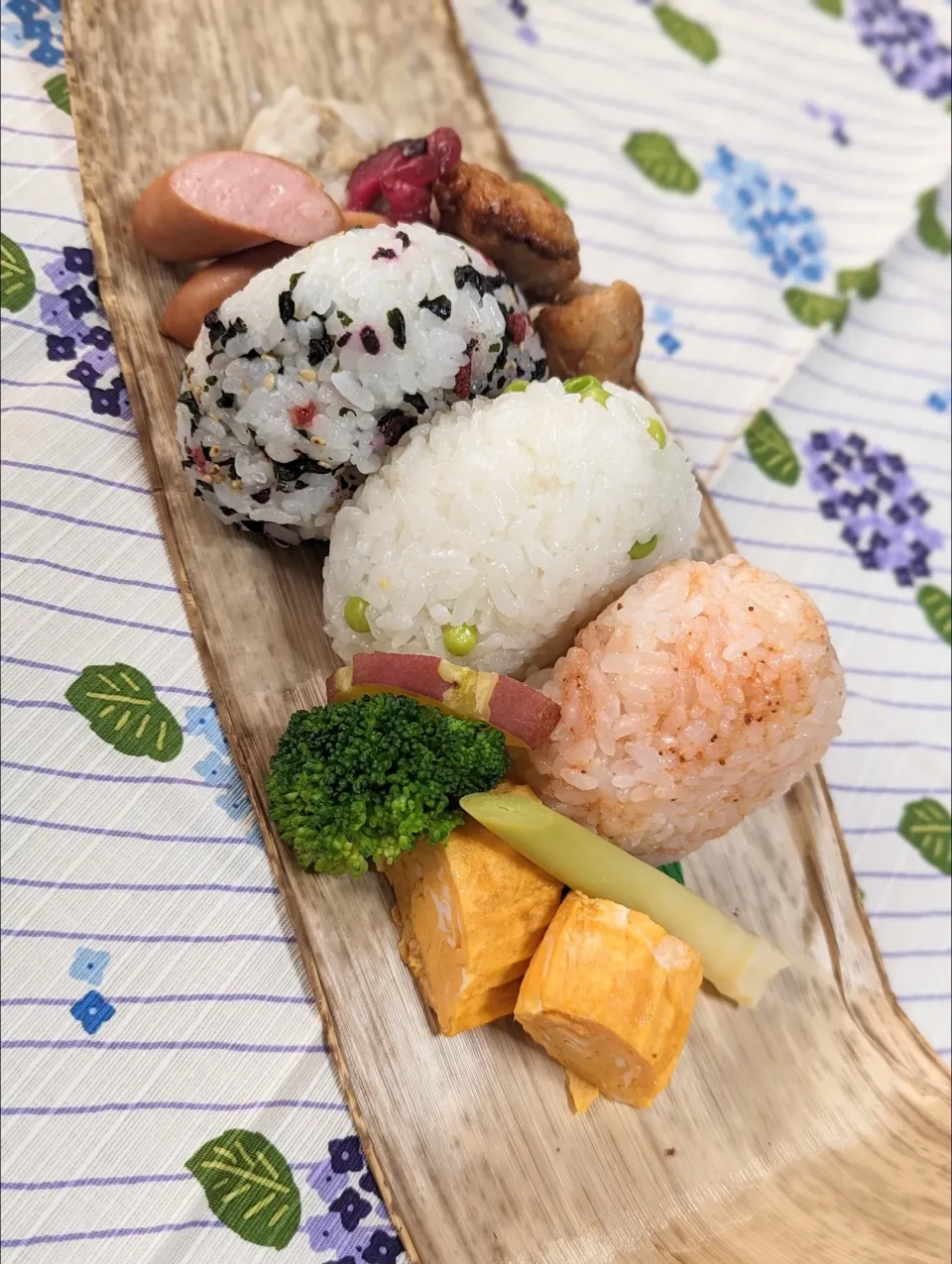 Snapdishの料理写真:本日のお弁当〜おにぎり弁当|f.1125beさん