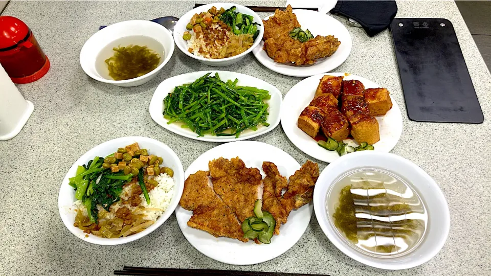 Snapdishの料理写真:排骨飯と炸豆腐と茹で青菜とルーローハン|ぴろしきさん