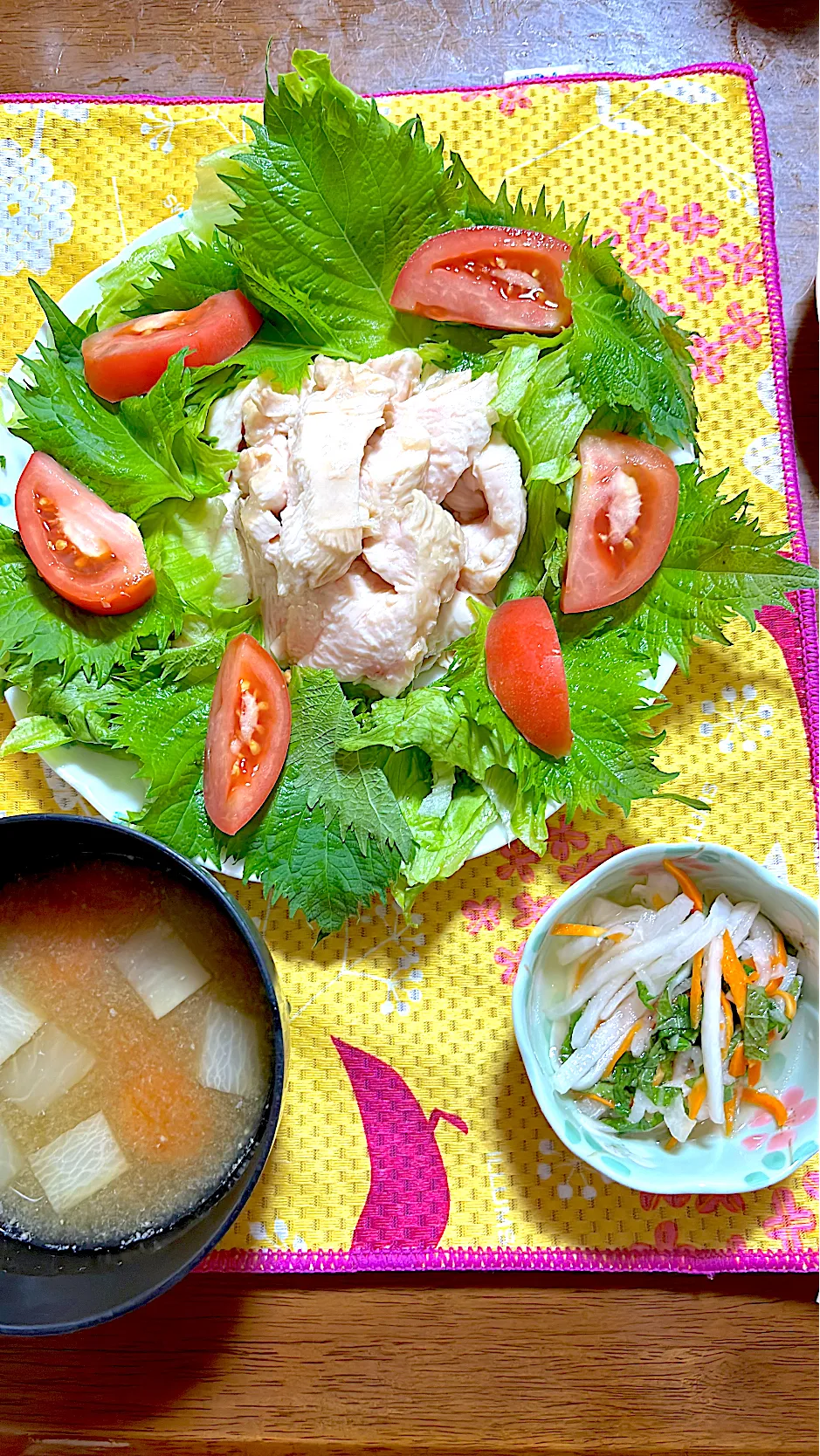 Snapdishの料理写真:鶏ハムサラダ　大根生酢　大根と人参🥕のお汁|4jinoanataさん