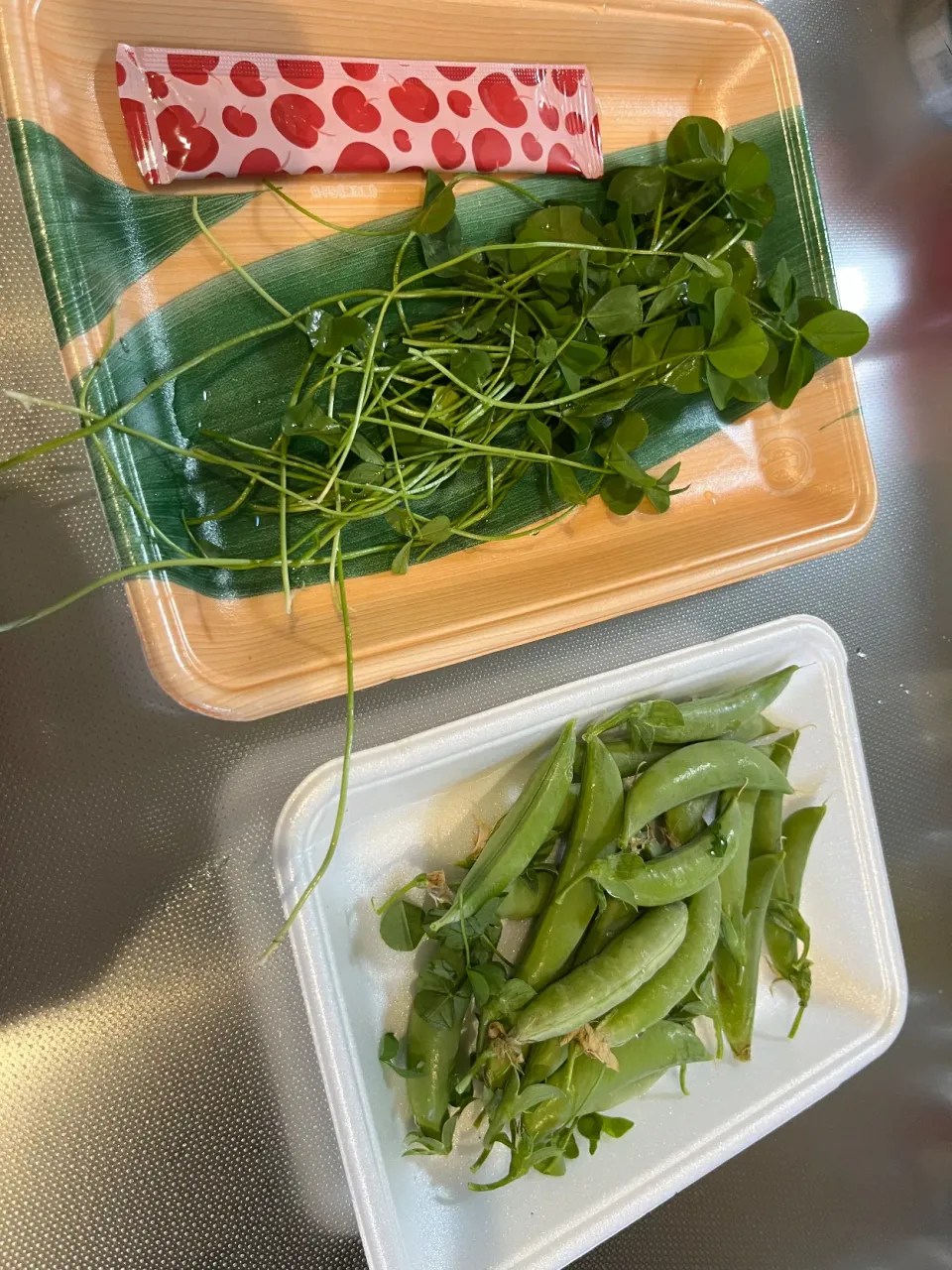 Snapdishの料理写真:自宅でとれたスナップエンドウとシロツメグサ🫛🍀|モモ&ハーブmama🐰🐹🐢🐠❤️さん