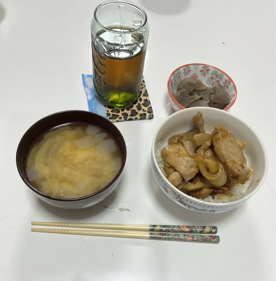 晩御飯☆ゴロゴロ豚丼☆ちぎり蒟蒻の炊いたん☆みそ汁（玉葱・じゃが芋）|Saharaさん