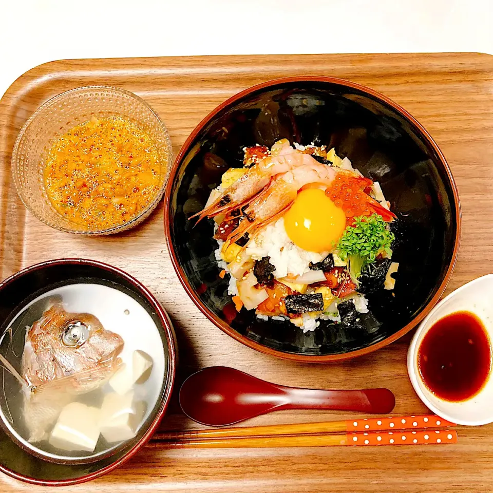 Snapdishの料理写真:海鮮ユッケ丼|くろエモンさん