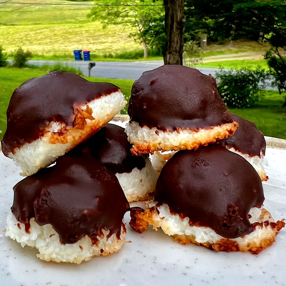 Coconut macaroons with semi-sweet chocolate ganache.|Dean M Rogersさん