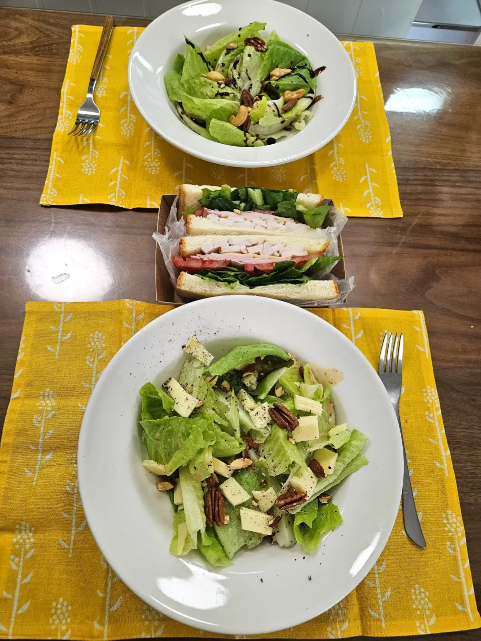 Nina's dish Romain lettuce salad & chicken sandwich|Ninaさん