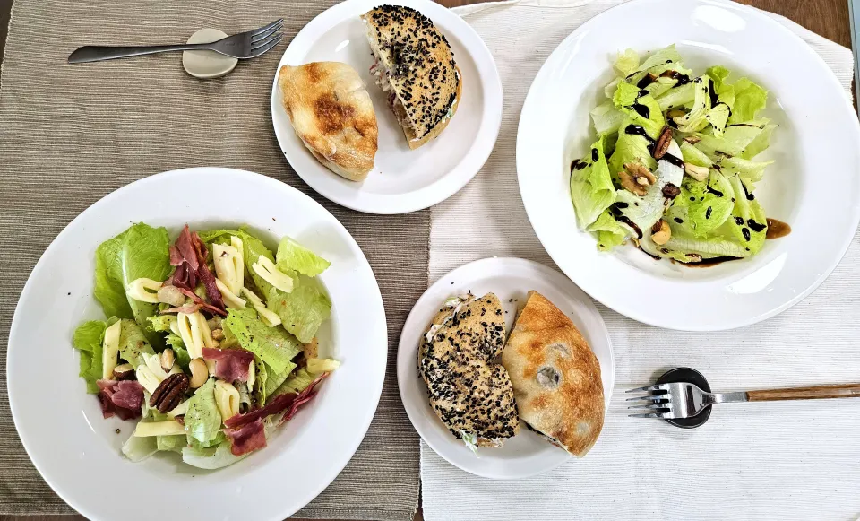 Nina's dish Romain lettuce salad and bagle sandwich|Ninaさん