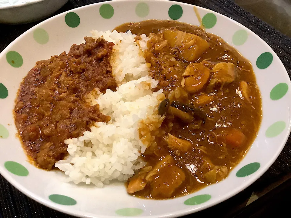 チキンカレーとキーマカレーの合い掛け😋🍛|アライさんさん