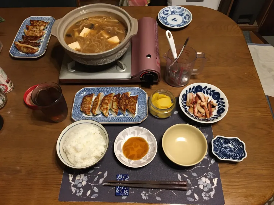 ご飯、液みそ ど・みそ監修濃厚みそを使った味噌仕立てきのこ鍋、焼き餃子、網焼きソフトイカミミスライス、沢庵、烏龍茶(夕飯)|enarinさん