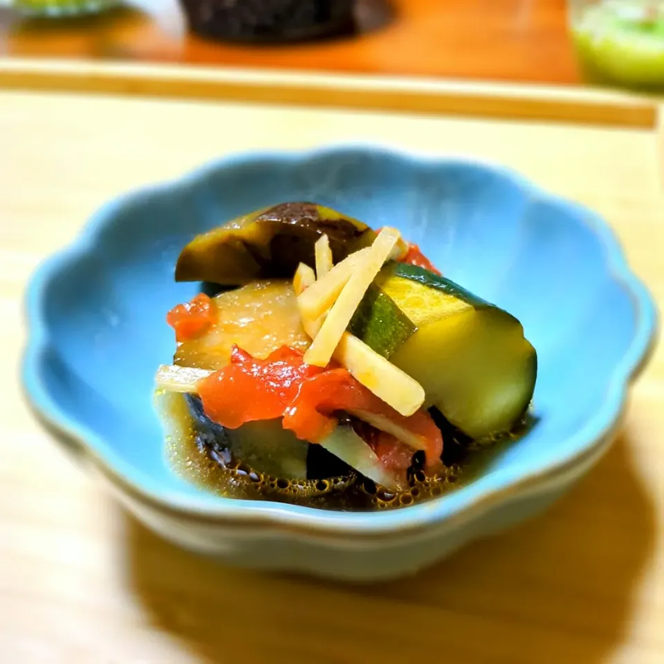 冷やしラタトゥユ

みずみずしい夏野菜とたっぷりの生姜を煮込んだ和風ラタトゥユ🍅

味がなじむまで1日寝かせ、キンキンに冷えたものをいただきます☺

野菜スープと醤油が合わさったすっきりした味わい✨

生姜は熱を下げる作用や食欲増進効果もあるので夏バテの予防にも◎

スープまでいただける野菜の旨味がぎゅっとつまったラタトゥイユです🌳|森のごはん屋さんさん