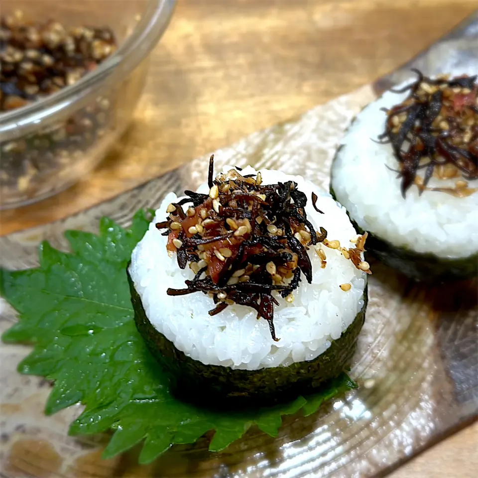 レンチン梅ひじきふりかけでおむすび🍙|くまちゃんさん