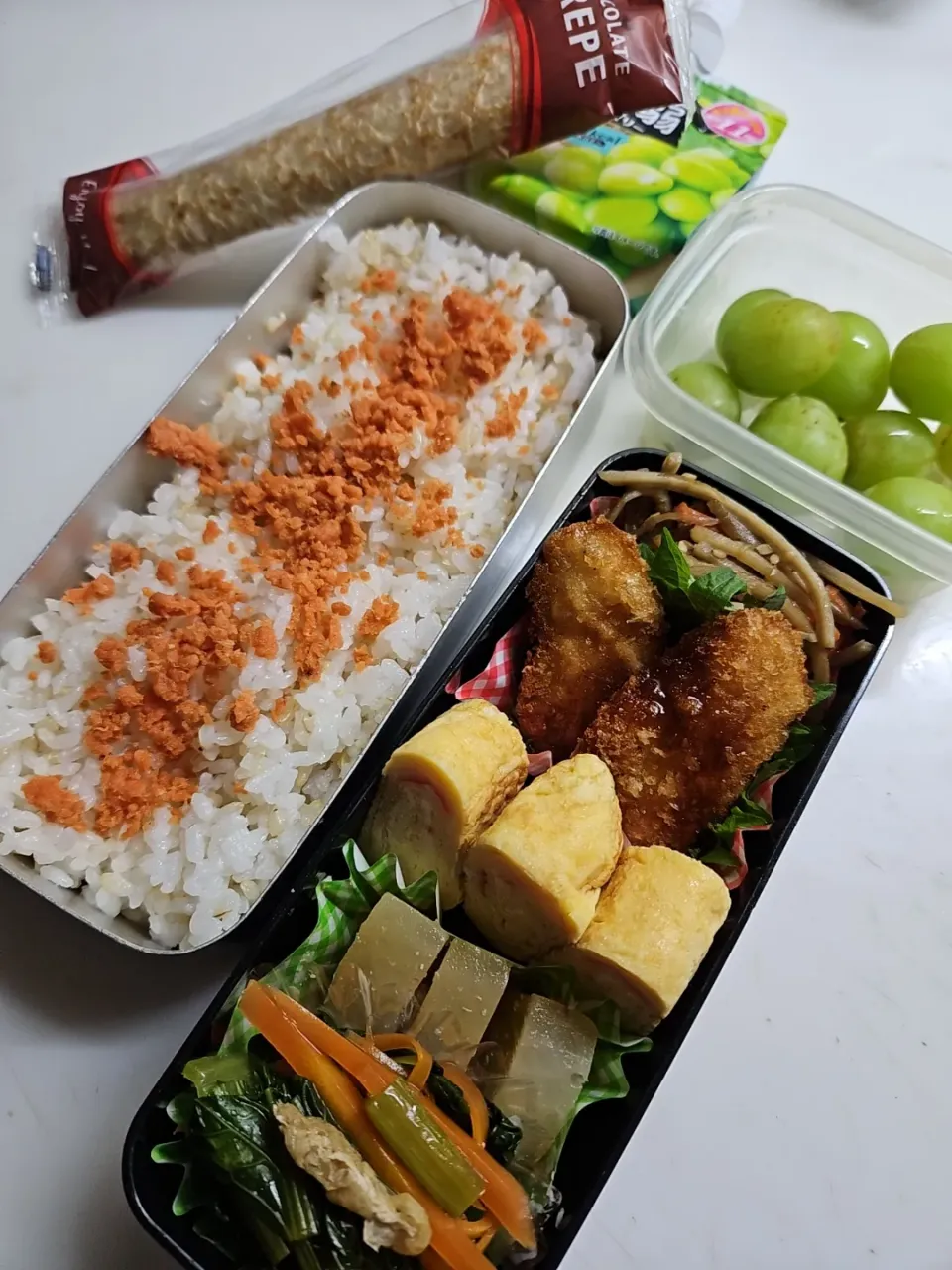 Snapdishの料理写真:☆高１弁当。体育祭☆玄米入り鮭ごはん、金平牛蒡、チキンカツ、カニカマ卵焼き、豚大根、小松菜煮浸し、ブドウ、蒟蒻ゼリー、チョコクレープ|ｼｮｺﾗさん