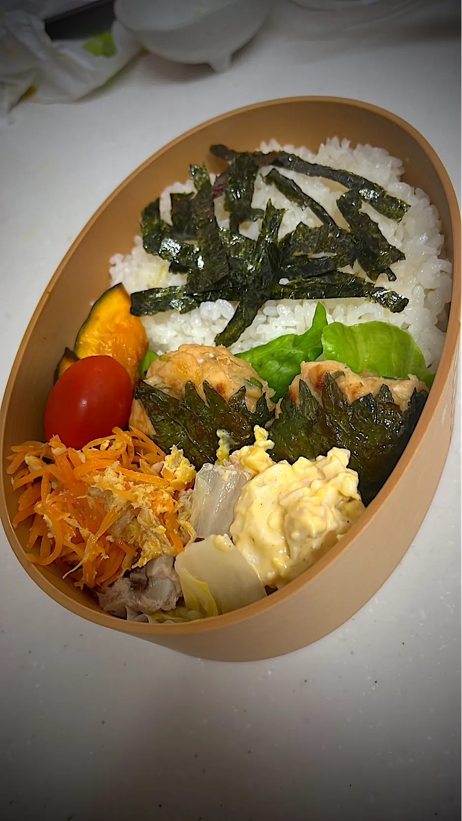 Snapdishの料理写真:娘の毎日弁当　大葉のとりつくね包み、かぼちゃのロースト、にんじんしりしり、白菜とツナの煮浸し、たまごサラダ、ミニトマト！|ほのそうmamaさん