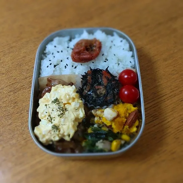 Snapdishの料理写真:6月4日お弁当
豚こま南蛮
ほうれん草コーンベーコン炒め
かぼちゃクリームチーズナッツサラダ
ひじき煮
プチトマト|シロクマさん