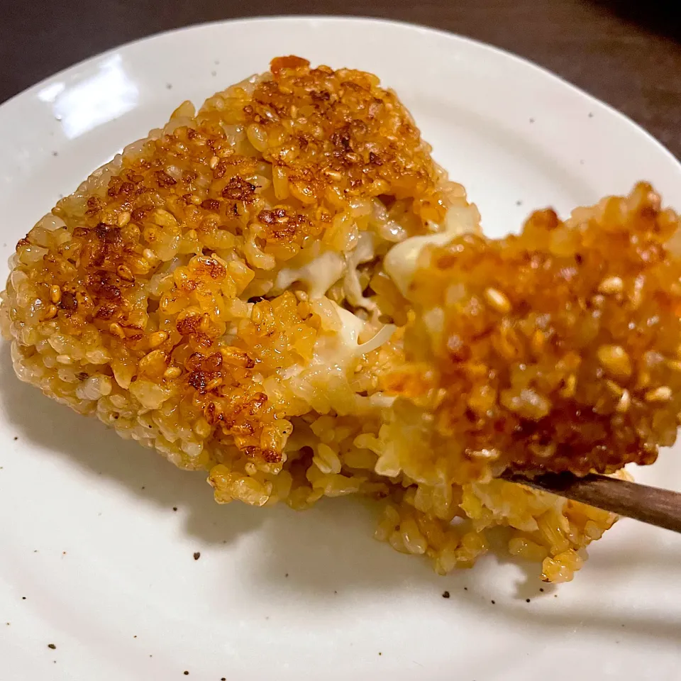 Snapdishの料理写真:焼きチーズおにぎり🧀🍙|りさこさん