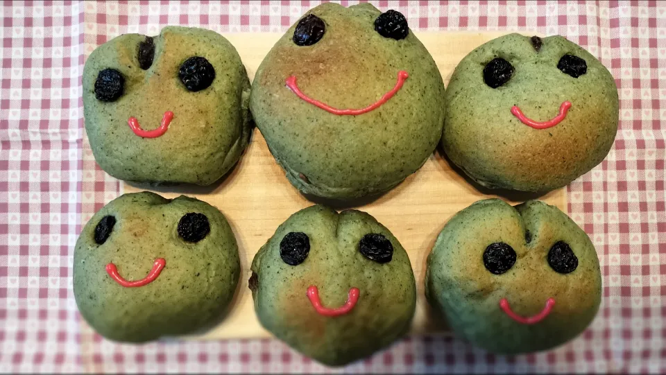 もうすぐ梅雨です☔
🐸カエル一家のよもぎ餡パン|みよぱさん