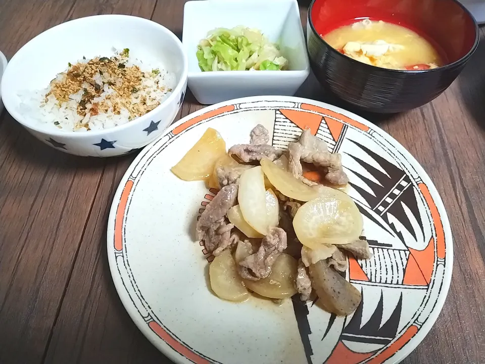 豚肉と大根のすき煮
トマトとキャベツのかきたま味噌汁
キャベツと揚げの和風ナムル|尚さん